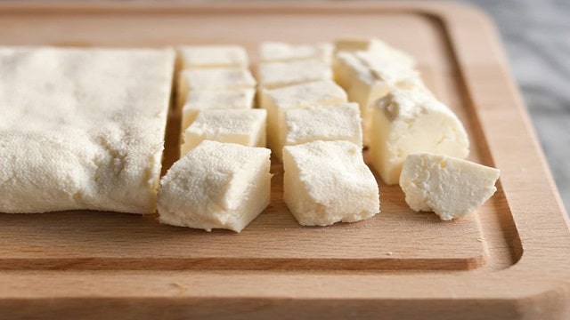 What are the advantages of consuming raw cheese