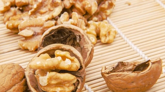 What are the health benefits of consuming walnuts